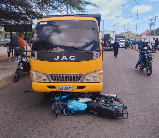 Colisión entre Toyota Yaris y una moto Bera dejó un lesionado