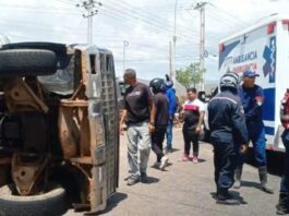 Coro| Daños materiales dejó colisión entre autobus y camioneta