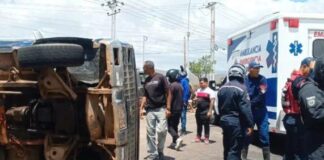 Coro| Daños materiales dejó colisión entre autobus y camioneta