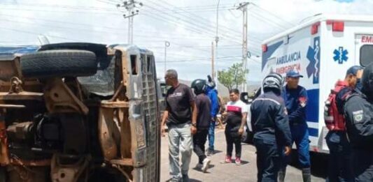 Coro| Daños materiales dejó colisión entre autobus y camioneta