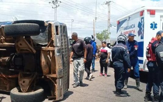 Coro| Daños materiales dejó colisión entre autobus y camioneta