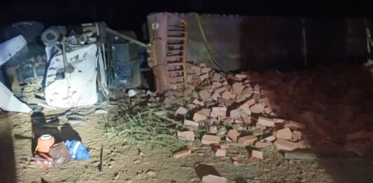 Trágico desenlace en la Falcón-Zulia: Muere conductor tras volcar su chuto Mack en Capatárida