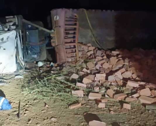 Trágico desenlace en la Falcón-Zulia: Muere conductor tras volcar su chuto Mack en Capatárida