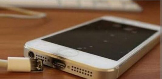 Delta Amacuro| Manipulaba el celular mientras lo cargaba y sufrió una descarga eléctrica