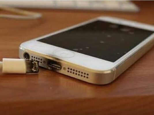 Delta Amacuro| Manipulaba el celular mientras lo cargaba y sufrió una descarga eléctrica