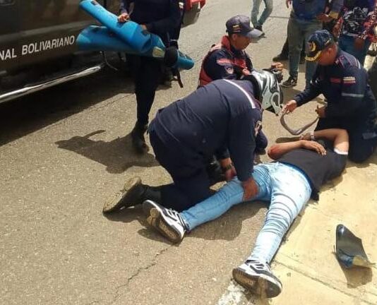 Coro| Motorizado sufrió escoriaciones en deslizamiento de moto