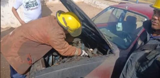 Vehículo Chevette se incendió la tarde del lunes en Punto Fijo