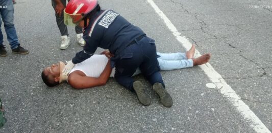 Motorizado perdió la vida al estrellarse con un poste