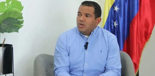 Víctor Clark confirma colapso de edificio en Tucacas y despliegue de rescate