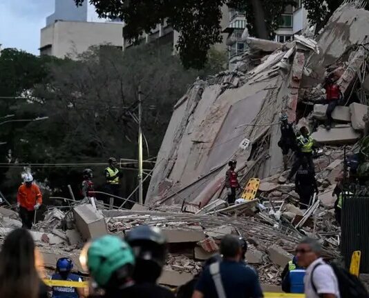 Rescatan a 18 personas con vida tras el colapso de edificios en Chacao