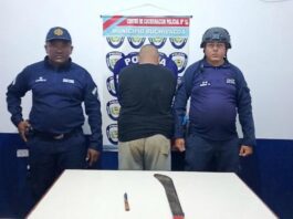 Desarman y arrestan a un sujeto que amenazaba de muerte a un vecino