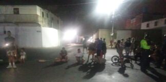 ¡Enardecidos por los apagones! Trancan la calle Panamá con Arismendi del centro de Punto Fijo