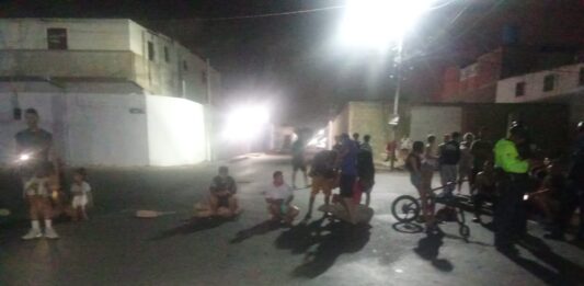 ¡Enardecidos por los apagones! Trancan la calle Panamá con Arismendi del centro de Punto Fijo