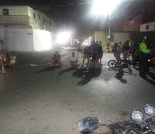 ¡Enardecidos por los apagones! Trancan la calle Panamá con Arismendi del centro de Punto Fijo