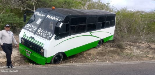 Buseta con 26 pasajeros estuvo a punto de volcar en la Bajada de El Amparo