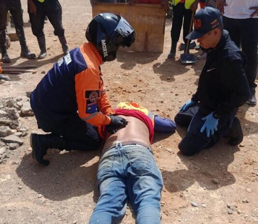 Obrero termina hospitalizado tras desplomarse desde dos metros de altura