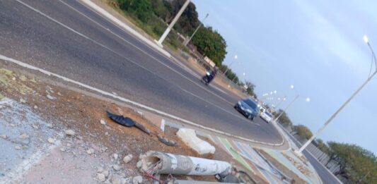 Autobús Yutong colisiona contra un poste cerca de la Puerta I de la Refinería Cardón