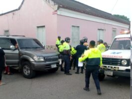Colisión entre camioneta y moto en Puerto Cumarebo deja solo daños materiales