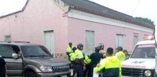 Colisión entre camioneta y moto en Puerto Cumarebo deja solo daños materiales
