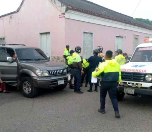 Colisión entre camioneta y moto en Puerto Cumarebo deja solo daños materiales