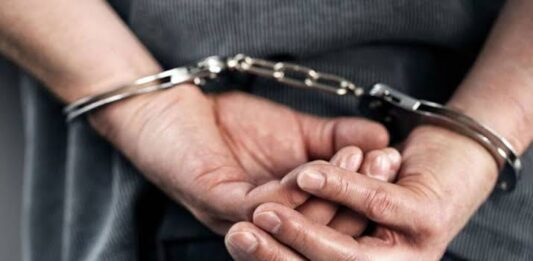Cae adolescente tras desatar el caos con motopiruetas en La Vela