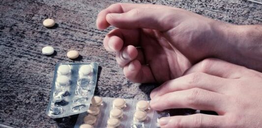¡Lucha por su vida! enfermero es ingresado de emergencia tras ingerir masiva dosis de pastillas