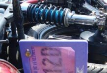 Dos hermanos heridos tras colisionar su moto contra un carro en Punto Fijo