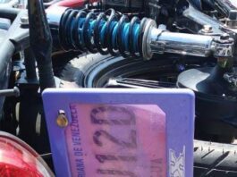 Dos hermanos heridos tras colisionar su moto contra un carro en Punto Fijo