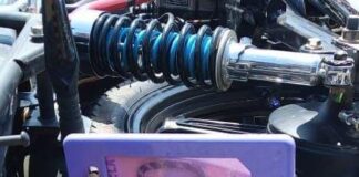 Dos hermanos heridos tras colisionar su moto contra un carro en Punto Fijo