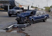 Exceso de velocidad provoca violenta colisión entre camión y un Malibú
