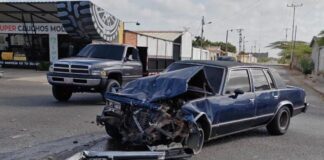Exceso de velocidad provoca violenta colisión entre camión y un Malibú