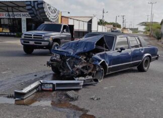 Exceso de velocidad provoca violenta colisión entre camión y un Malibú