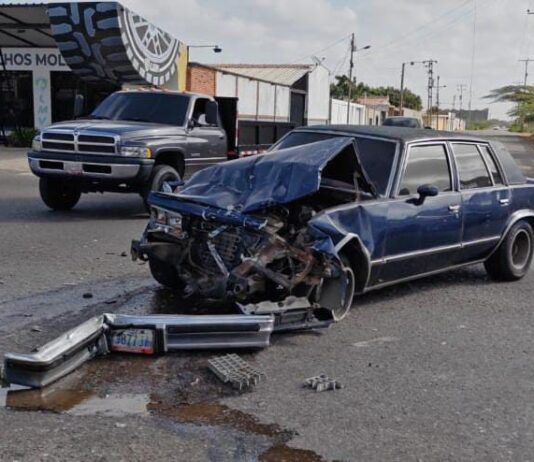 Exceso de velocidad provoca violenta colisión entre camión y un Malibú