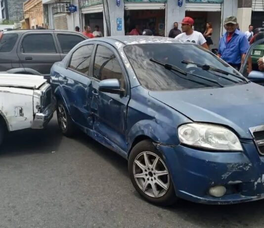 Colisión en el centro de Punto Fijo deja a madre e hija lesionadas