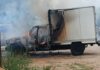 Camioneta termina consumida por el fuego en Yaracal