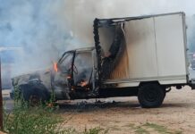Camioneta termina consumida por el fuego en Yaracal