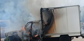Camioneta termina consumida por el fuego en Yaracal