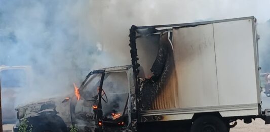 Camioneta termina consumida por el fuego en Yaracal