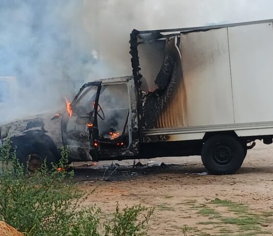 Camioneta termina consumida por el fuego en Yaracal