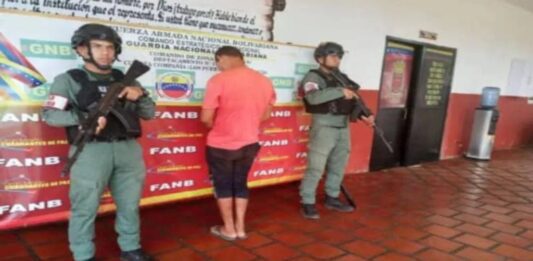 Discutió con su pareja embarazada, la madre intentó defenderla y él la mató a golpes