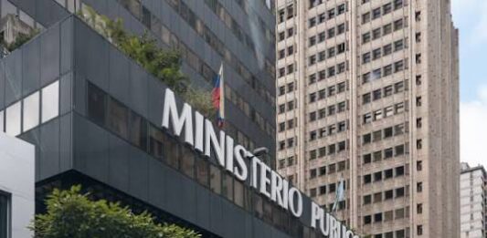 Tres años de calvario y sin defensas: Fiscalía admite que no hay pruebas contra exjuez y juristas acusados de traición a la patria