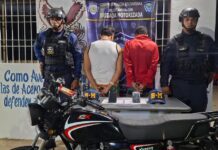 Hacían «caballito» en la moto, ignoraron a la policía y terminaron presos