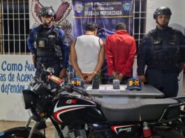 Hacían «caballito» en la moto, ignoraron a la policía y terminaron presos