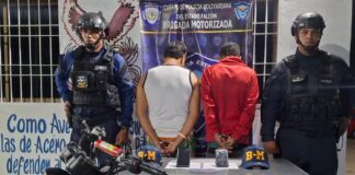 Hacían «caballito» en la moto, ignoraron a la policía y terminaron presos