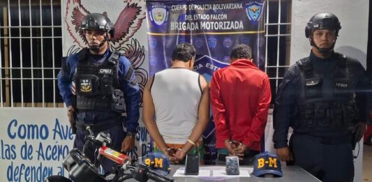 Hacían «caballito» en la moto, ignoraron a la policía y terminaron presos