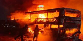 ¡Drama en el viaje desde Coro! 60 pasajeros salvan sus vidas tras consumirse un autobús en la ARC