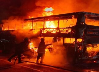 ¡Drama en el viaje desde Coro! 60 pasajeros salvan sus vidas tras consumirse un autobús en la ARC