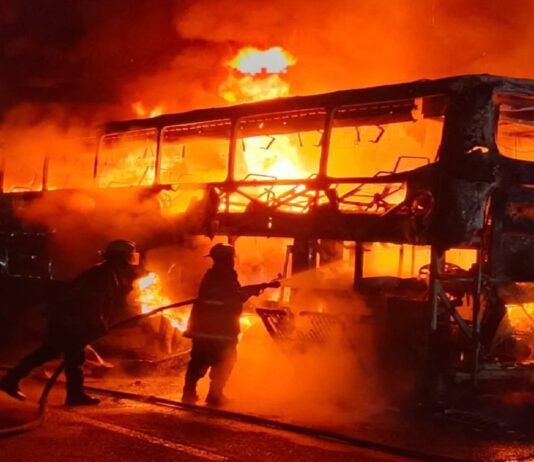 ¡Drama en el viaje desde Coro! 60 pasajeros salvan sus vidas tras consumirse un autobús en la ARC