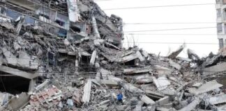 Una familia resiste al colapso y es rescatada con vida de las ruinas de la OPP Caribe