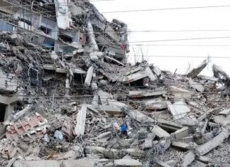 Una familia resiste al colapso y es rescatada con vida de las ruinas de la OPP Caribe